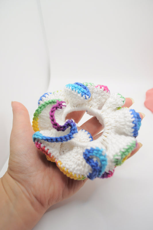 No Waste gehaekelte scrunchie in weiß mit schmaler mehrfarbiger Rand