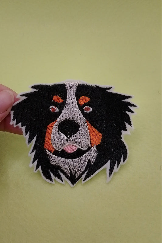 Ein Aufnäher in Hundekopf Form, Rasse Berner Senner