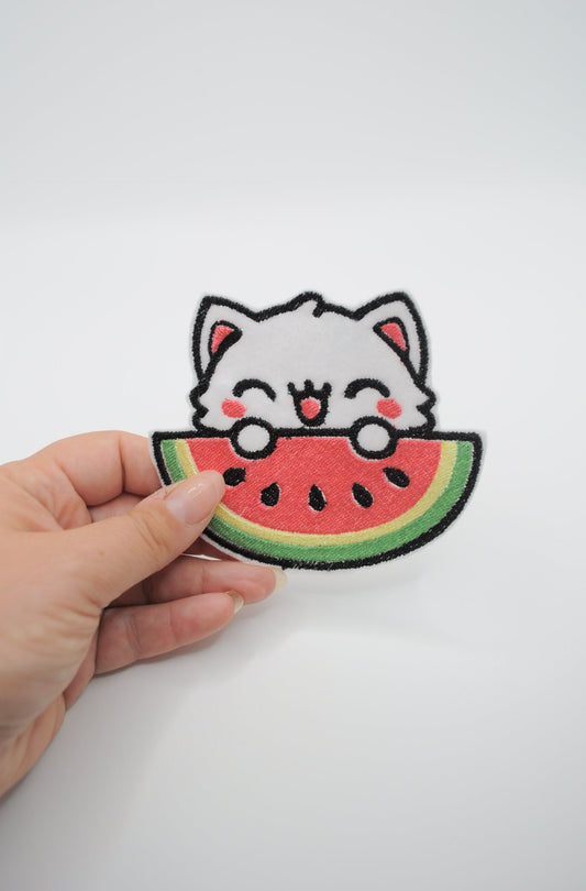 Patch oder Flicken zum aufnähen oder aufbügeln im Motiv einer Weiße Katze mit Wassermelone