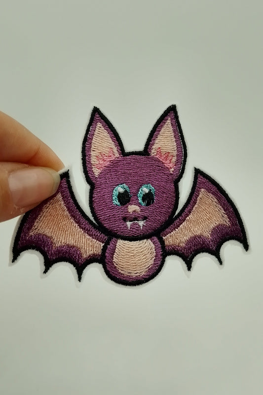 eine niedliche lilafarbene Fledermaus mir offene Flügel