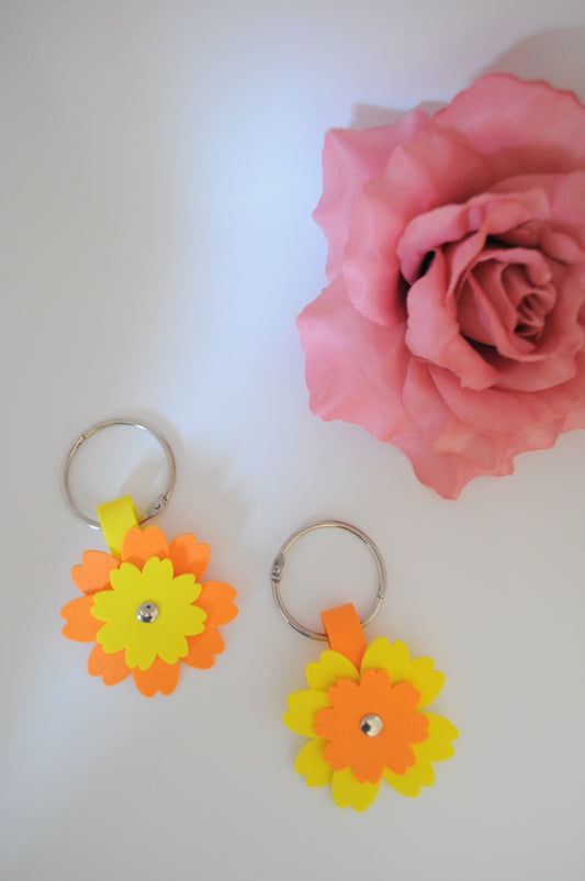 Schlüsselanhänger oder Taschenbaumler Blume Sakura in gelb und orange