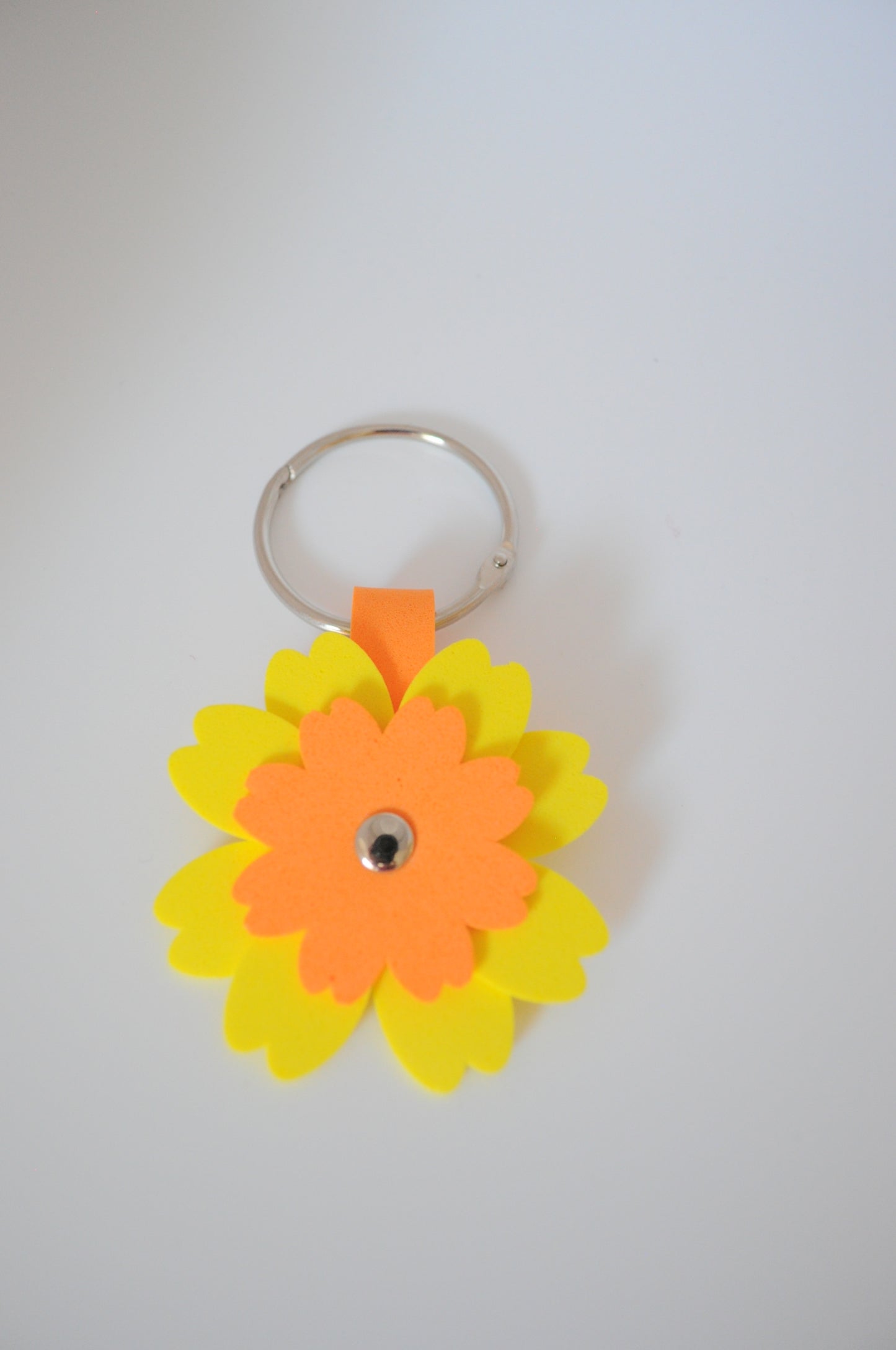 Schlüsselanhänger oder Taschenbaumler Blume "Sakura" in gelb