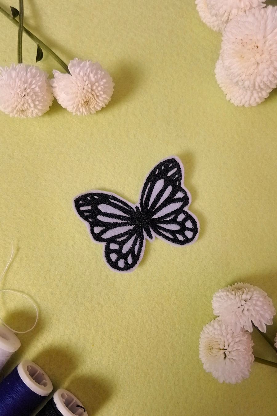 Schmetterling Aufnäher oder Aufbügler schwarze Stickerei auf lila Untergrund