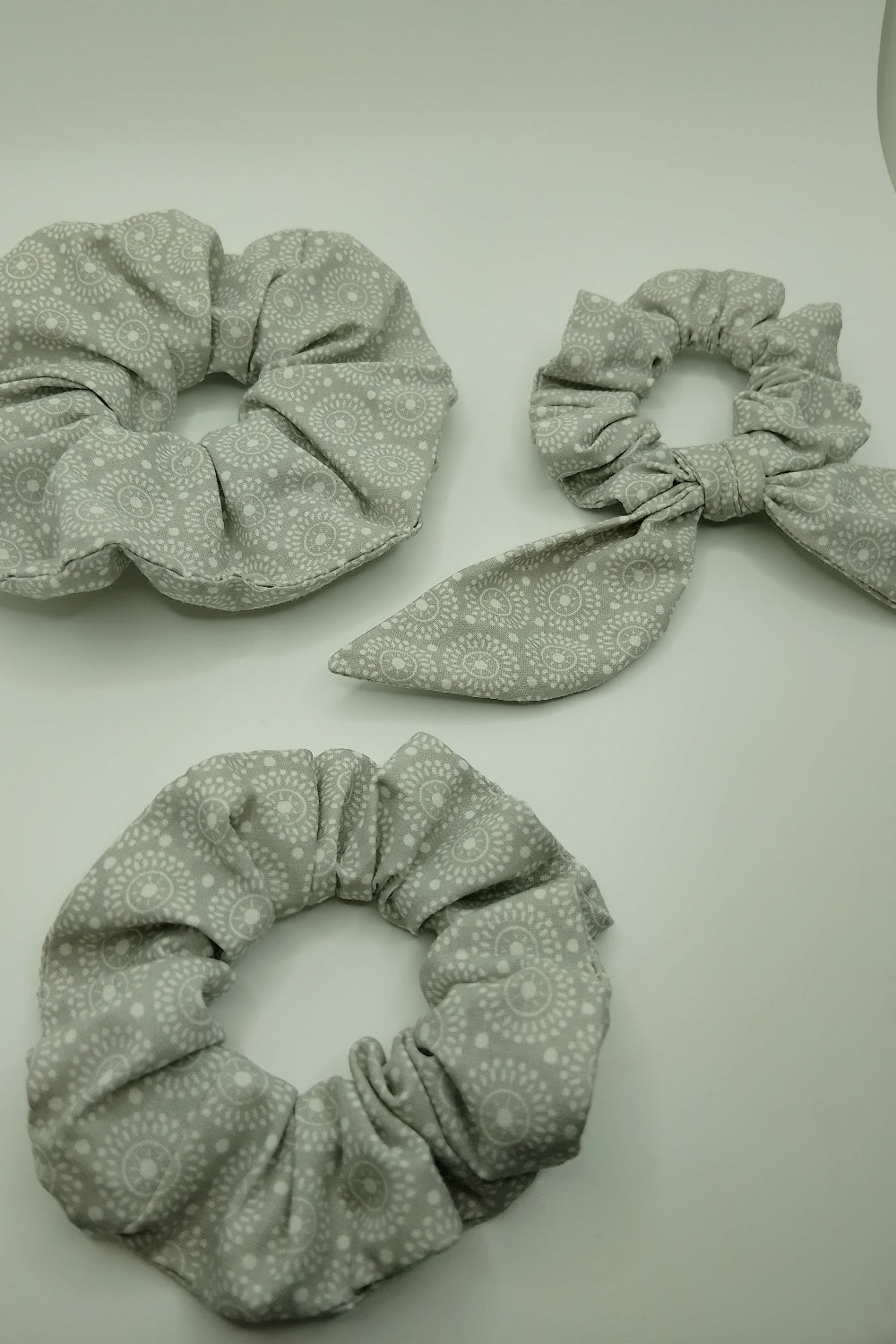 Scrunchies - Dots in Grau