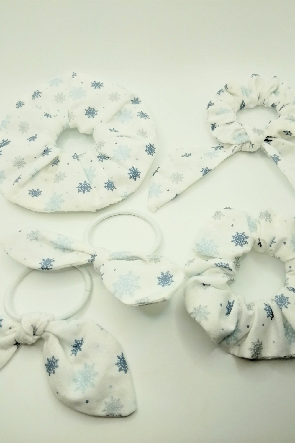 Scrunchies - Schneeflocken in Blau