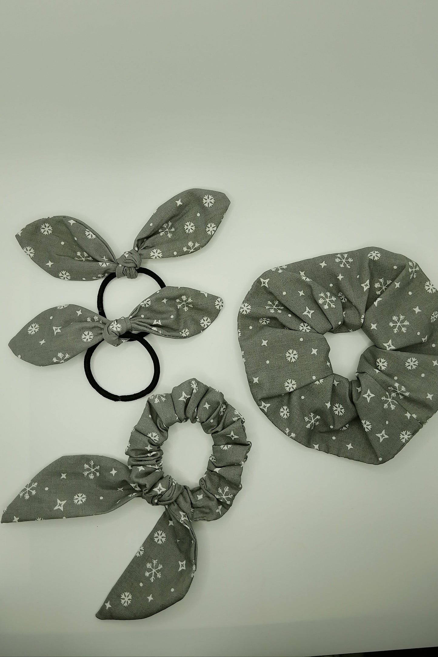 Scrunchies - Schneeflocken in Grau
