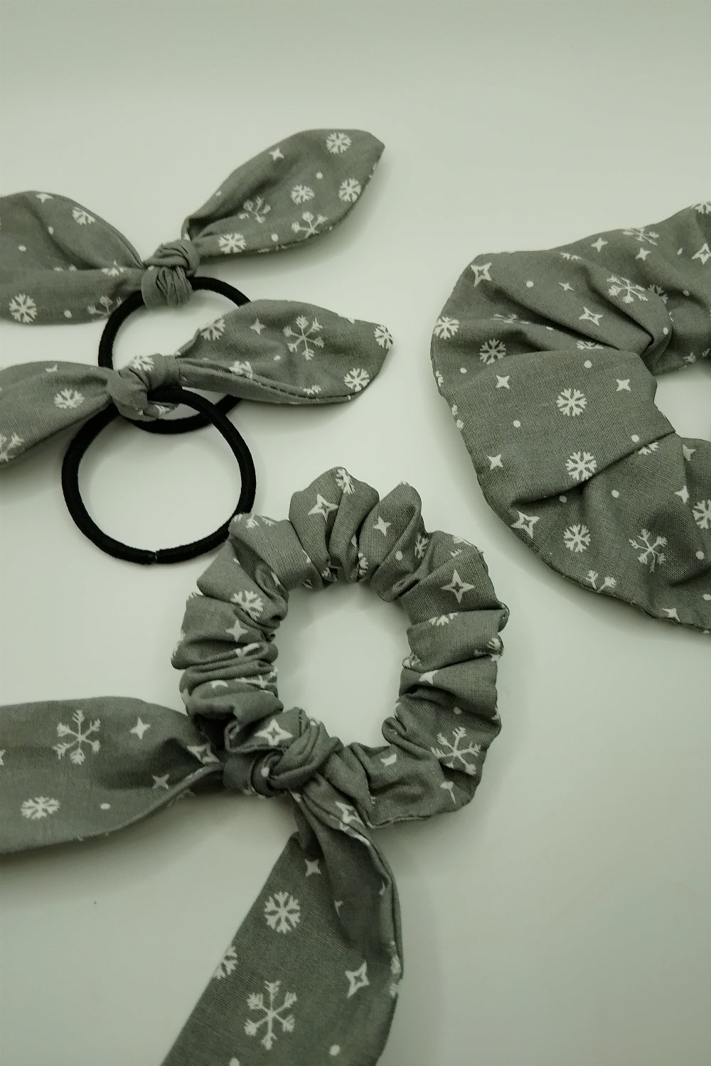Scrunchies - Schneeflocken in Grau