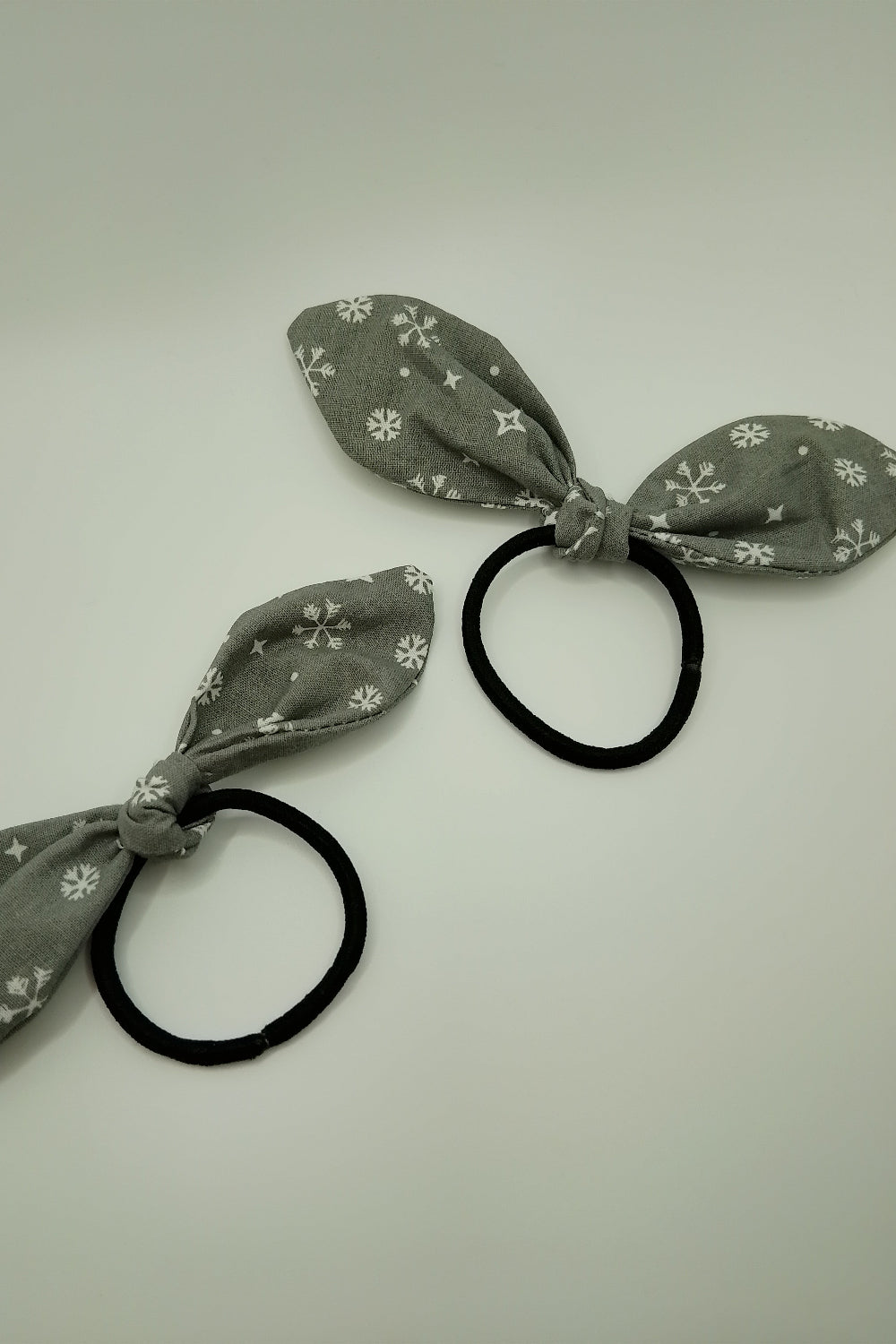 Scrunchies - Schneeflocken in Grau