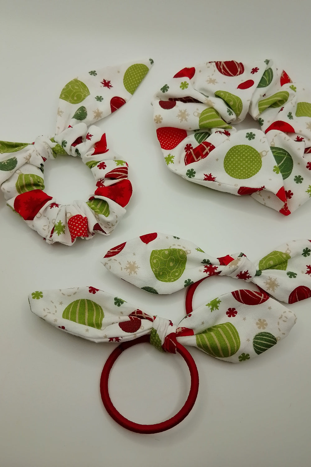 Scrunchies - Weihnachtskugeln in rot und grün