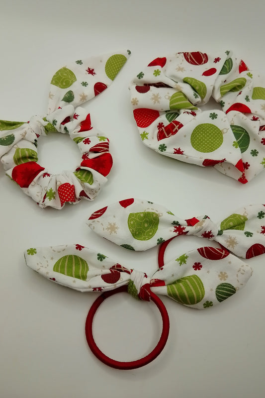 Scrunchies - Weihnachtskugeln in rot und grün