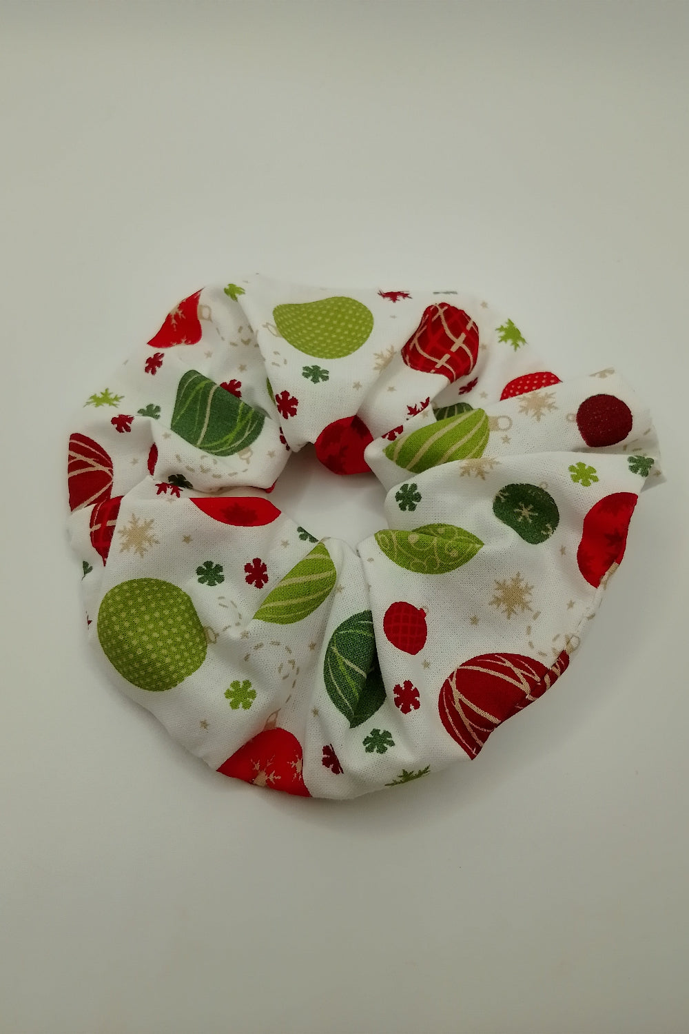 Scrunchies - Weihnachtskugeln in rot und grün