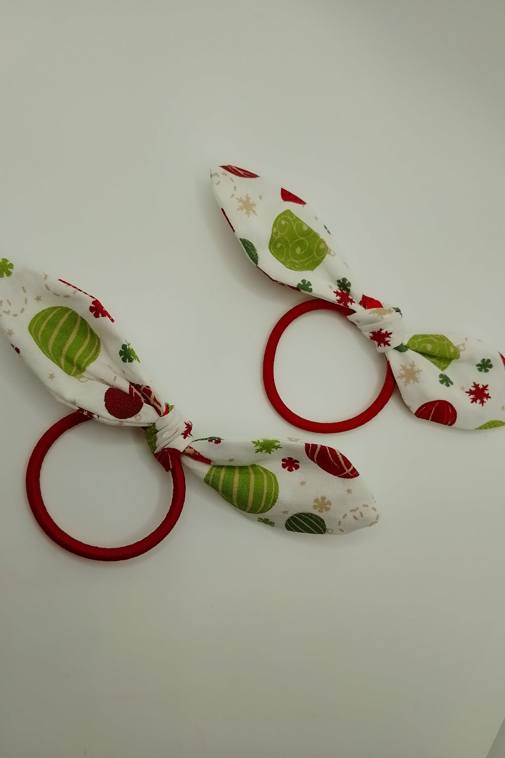 Scrunchies - Weihnachtskugeln in rot und grün