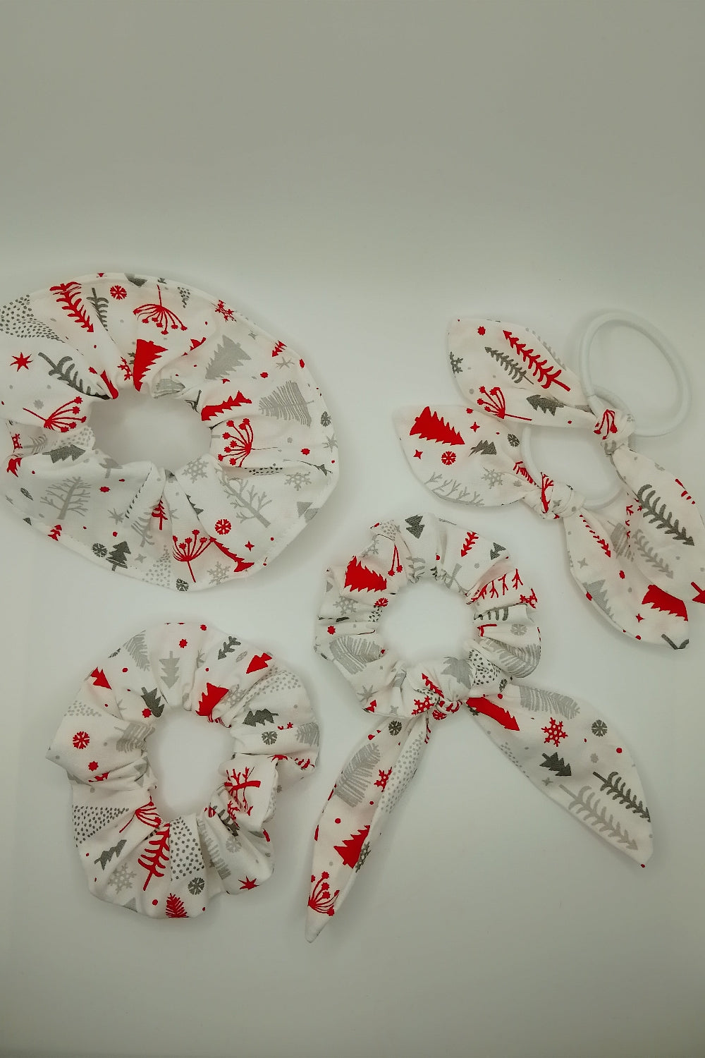 Scrunchies - Weihnachtsbaum in rot und grau