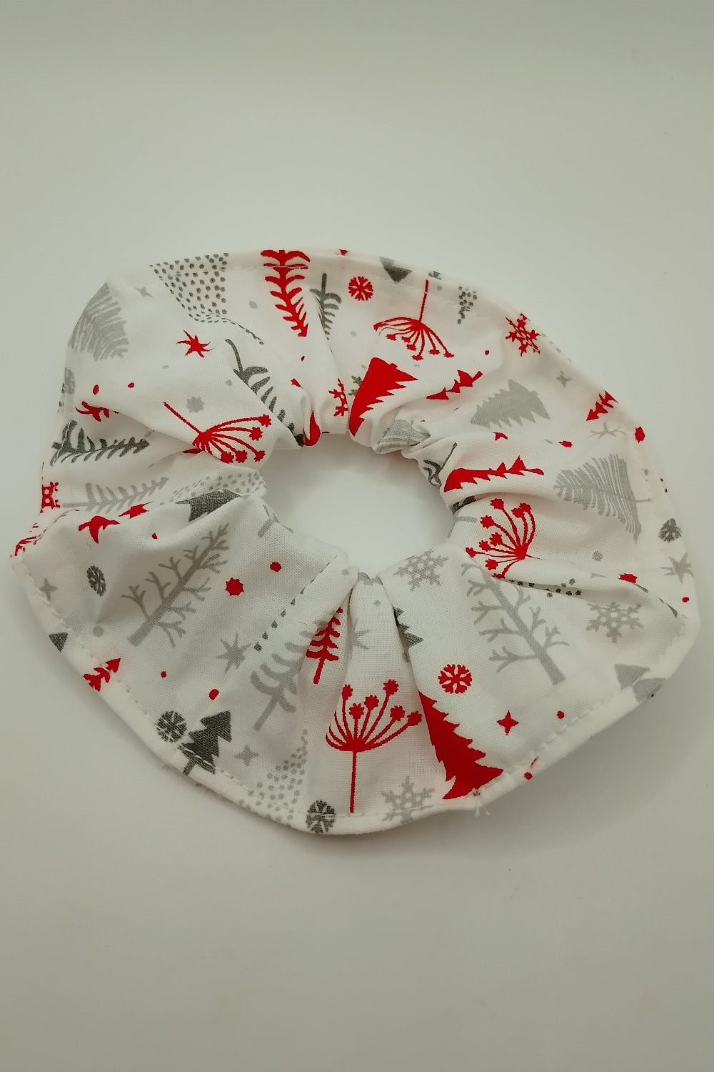 Scrunchies - Weihnachtsbaum in rot und grau